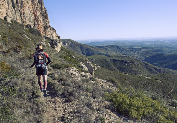 Kalni, Spānija, bīstamas takas, saule, skriešana, ideāli! Bilde no šī gada trases ar kādu skrējēju, varētu būt kāds 39km~