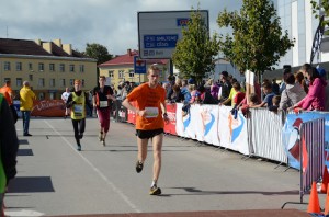 2012. gada septembris. Manas pēdējās sacensības. Un atkal jau caur papēdi skrienu. Un pat pēc vairāk kā 1000km treniņos minimālajos apavos nespētu sacensībās noskriet pusmaratonu, skrienot caur pedas priekšējo daļu. Jātrenējās!