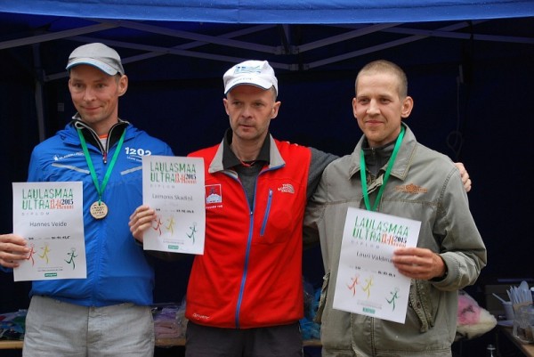 Apbalvošana pēc finiša ar Babītes Čingonu vidū, kreisajā pusē 2.vietas ieguvējs Hannes Veide, bet pa labi 3.vietā palikušais un lielāko daļu vadībā bijušais Lauri Valdmaa