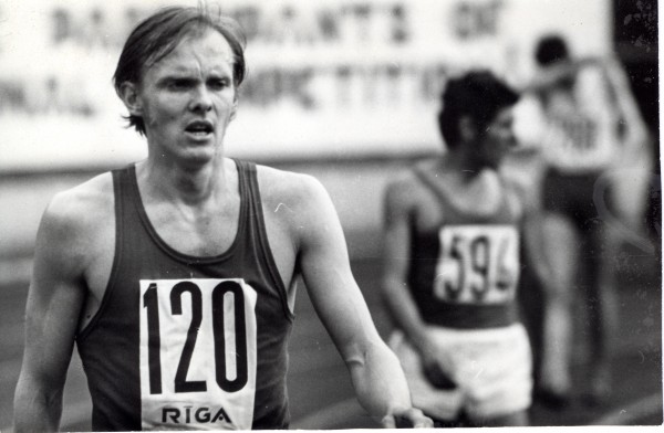 Juris Grustiņš pēc finiša 5000 m distancē starptautiskajās sacensībās «Rīgas Kausi» 1973. gada maijā. Autors: Z. Mežavilks. Foto no LSM krājuma (LSM 1136).