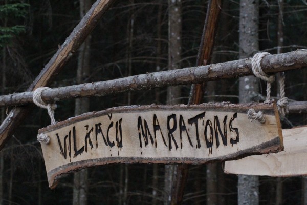 Diezgan nepieejama vieta, bet, kad pienāk vilkaču pulcēšanās laiks, nepieejamu vietu nav. (c)