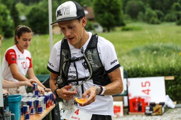 Red Bull kolas vietā un ierastie apelsīni.