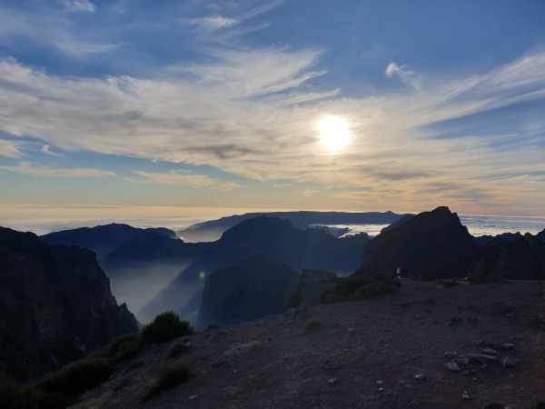 Kalnos uzsēdies mākonis