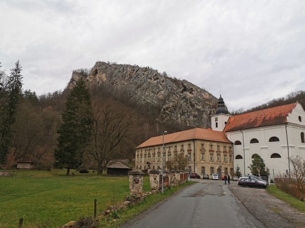 Tur augšā ir mazais kontrolpunkts. Skats dienas gaismā.